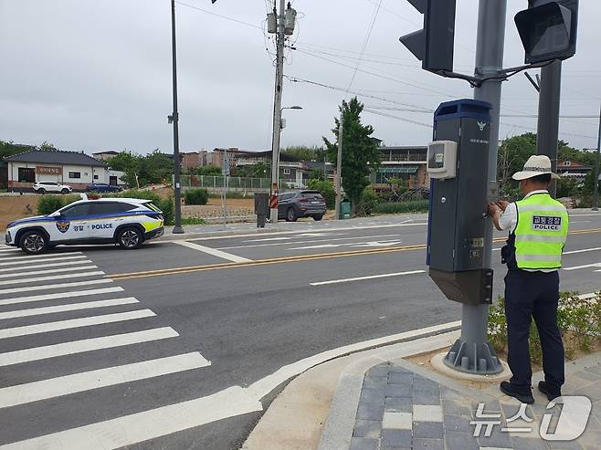전북 한 경찰관이 장마철을 앞두고 교통안전시설물을 점검하고 있다.(전북경찰청 제공. 재판매 및 DB금지)