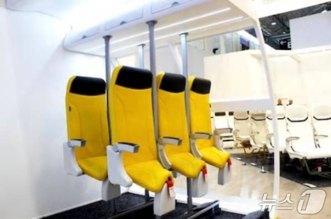 이탈리아 제조업체 아비오인테리어스가 개발한 비행기 입석 좌석 '스카이라이더 2.0' 광고. 사진은 아비오인테리어스 인스타그랩 화면 갈무리. 2018.04.12.