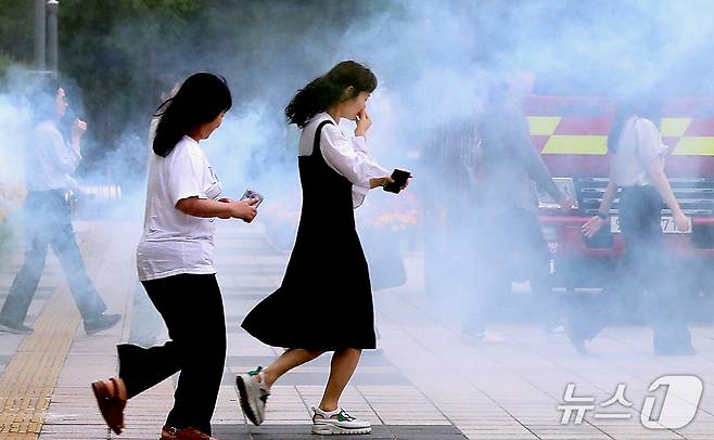 (대전=뉴스1) 이동원 기자 = 대전 서구(구청장 서철모)는 지난 22일 서구청 광장에서 샘머리 119안전센터와 함께 전 직원 대상 합동 소방 훈련을 진행했다. (대전서구청 제공.재판매 및 DB금지)2025.5.23/뉴스1