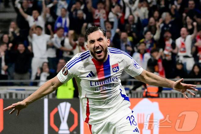 올림피크 리옹의 미드필더 라얀 셰르키는 2024-25 UEFA 유로파리그 영플레이어를 수상했다. ⓒ AFP=뉴스1