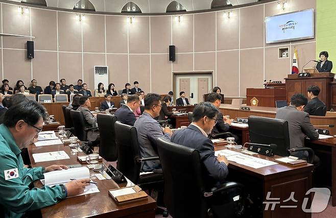 23일 경남 거제시의회 제254회 임시회 본회의에서 '거제시 민생회복지원금 지원 조례안'을 안건으로 상정하라는 요구를 담은 의사일정 변경안 논의가 이뤄지고 있다. 해당 변경안은 찬성 7표, 반대 6표, 기권 3표로 부결됐다.2025.05.23/뉴스1 강미영기자