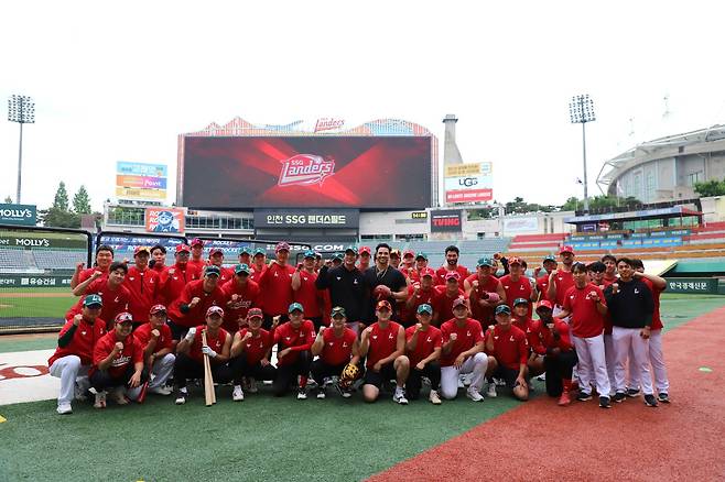SSG 랜더스의 일시 대체 외국인 선수 라이언 맥브룸이 23일 선수단과 작별인사를 나눴다. (SSG 랜더스 제공)
