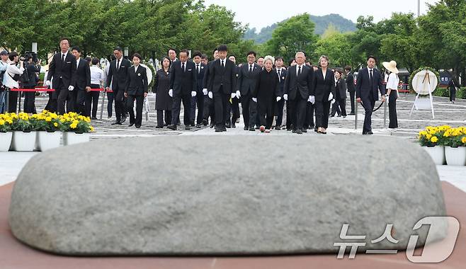 문재인 전 대통령과 권양숙 여사를 비롯한 참석자들이 23일 오후 경남 김해시 봉하마을에서 열린 고 노무현 전 대통령 16주기 추도식에서 노 전 대통령 묘역으로 이동하고 있다. (공동취재) 2025.5.23/뉴스1 ⓒ News1 이재명 기자
