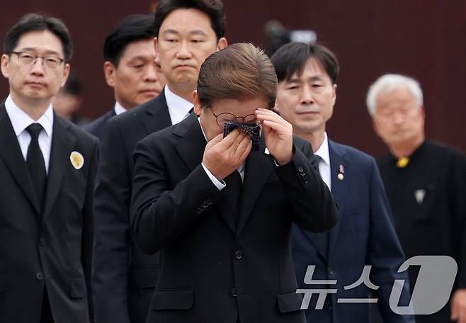 이재명 더불어민주당 대통령 후보가 고 노무현 전 대통령 서거 16주기인 23일 경남 김해시 진영읍 봉하마을 노 전 대통령 묘역 참배를 마친 뒤 눈물을 훔치고 있다. (공동취재) 2025.5.23/뉴스1 ⓒ News1 이재명 기자