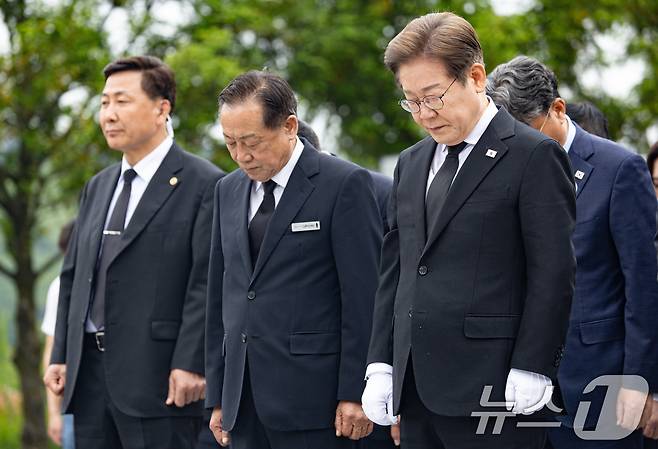 이재명 더불어민주당 대통령 후보가 고 노무현 전 대통령 16주기인 23일 오전 경남 김해시 봉하마을 노 전 대통령 묘역을 찾아 참배하고 있다. 2025.5.23/뉴스1 ⓒ News1 이재명 기자