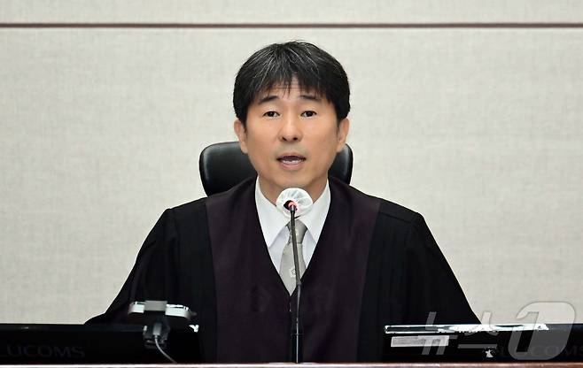 지귀연 부장판사가 21일 오전 서울 서초구 서울중앙지법 417호 법정에서 열린 윤석열 전 대통령의 내란 우두머리 혐의 재판을 하기 전 언론 공개에 대한 발언을 하고 있다. 2025.4.21/뉴스1 ⓒ News1 사진공동취재단
