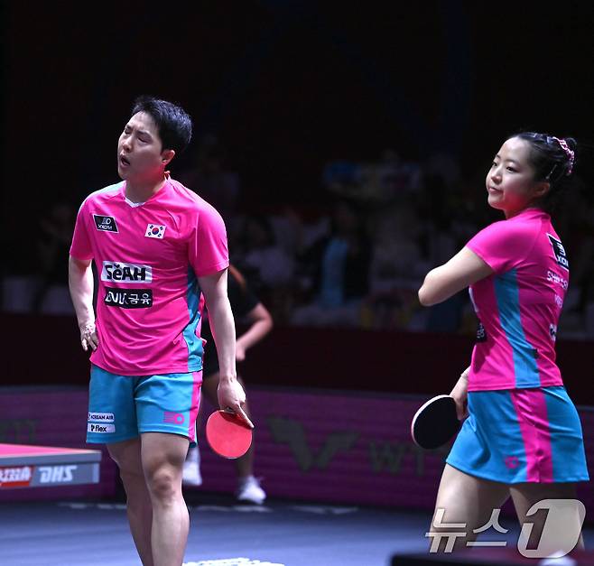 임종훈과 신유빈이 23일(현지시간) 카타르 도하 루사일 아레나에서 열린 2025 국제탁구연맹(ITTF) 세계선수권대회 혼합복식 4강 중국 쑨잉사, 왕추친과의 경기에서 실점 후 아쉬워하고 있다. 2025.5.23/뉴스1 ⓒ News1 사진공동취재단