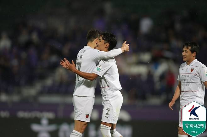 포항 스틸러스가 23일 열린 K리그1 FC안양과 원정 경기에서 2-0으로 승리했다. (한국프로축구연맹 제공)