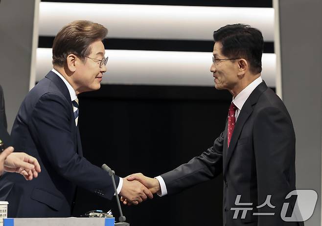 이재명 더불어민주당(왼쪽), 김문수 국민의힘 대통령 후보가 23일 서울 영등포구 KBS본관 스튜디오에서 중앙선거방송토론위원회 주관 제21대 대통령선거 2차 후보자 토론회 시작에 앞서 악수하고 있다. 2025.5.23/뉴스1 ⓒ News1 국회사진기자단