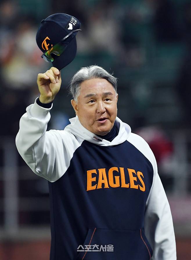 한화 김경문 감독이 팬들에게 인사를 하고 있다. 문학 | 박진업 기자 upandup@sportsseoul.com