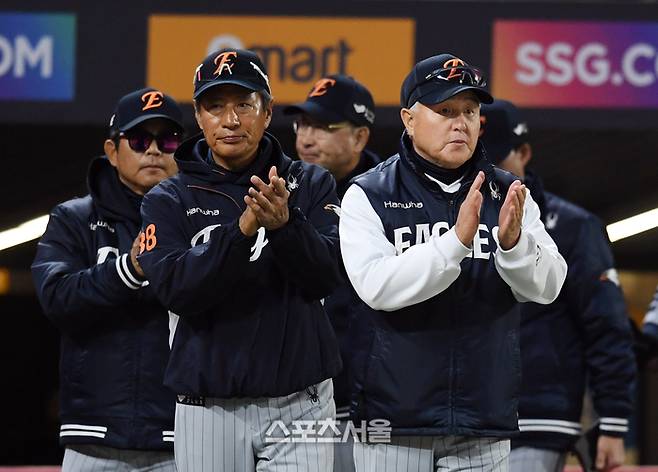 한화 김경문 감독(오른쪽)이 코치진과 함께 선수들에게 박수를 보내고 있다. 문학 | 박진업 기자 upandup@sportsseoul.com