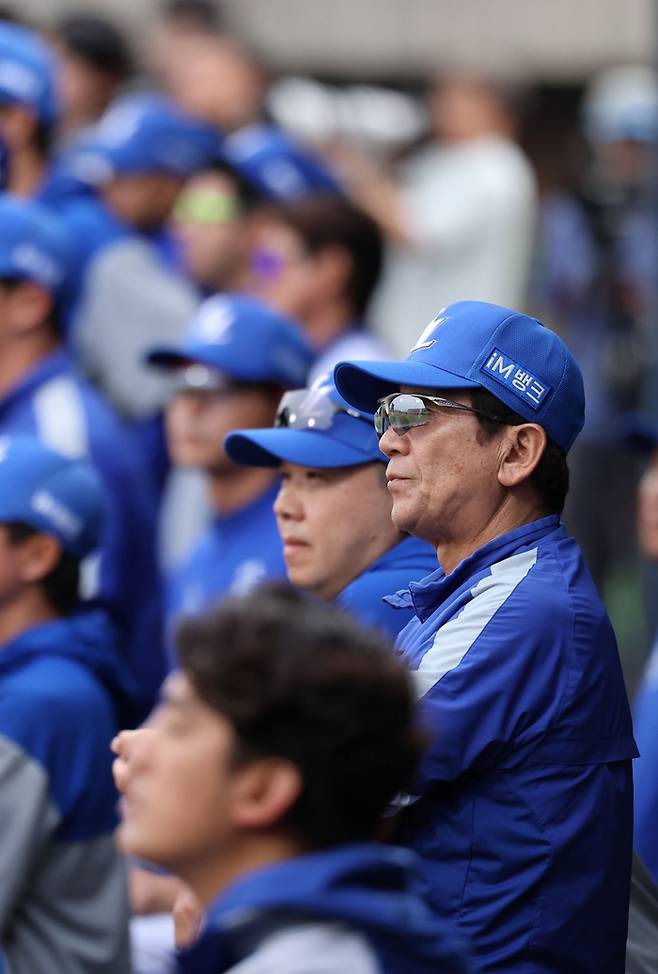 삼성 박진만 감독(가운데)과 최일언 수석코치(오른쪽). 사진 | 삼성 라이온즈