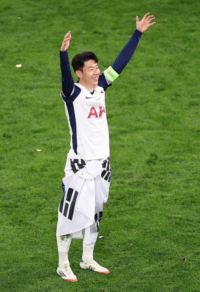 토트넘의 손흥민이 스페인 빌바오에서 열린 유로파리그 결승전에서 맨체스터 유나이티드에 승리하며 우승한 뒤 기뻐하고 있다.  로이터연합뉴스