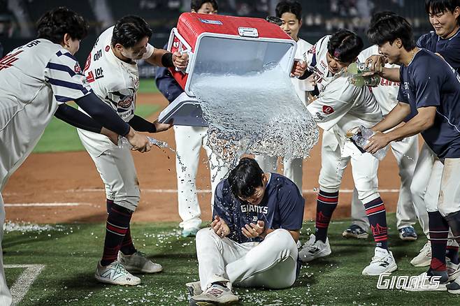 롯데 선수단이 부산 사직구장에서 열린 2025 KBO리그 정규시즌 LG전 승리 후 선발 첫 승을 올린 이민석을 축하하기 위해 물을 뿌리는 세리머니를 하고 있다. 사진 | 롯데 자이언츠