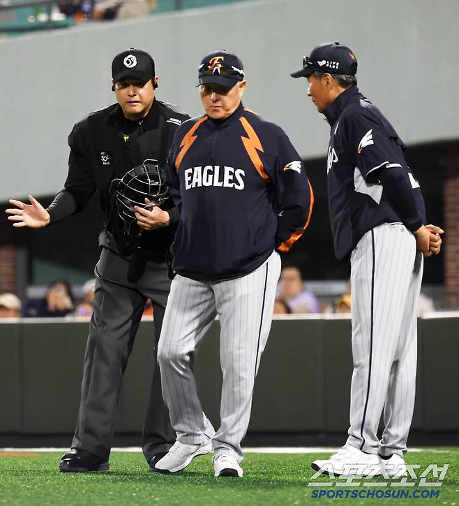 김경문 감독이 그라운드에 직접 나와 어필해봤지만 번복은 없었다.