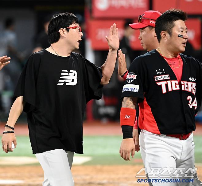 22일 수원KT위즈파크에서 열린 KIA와 KT의 경기,  KIA 가 8대3으로 승리하며 2연패에서 탈출했다. 시즌 3승을 챙긴 양현종이 이범호 감독과 기쁨을 나누고 있다. 수원=허상욱 기자wook@sportschosun.com/2025.05.22/