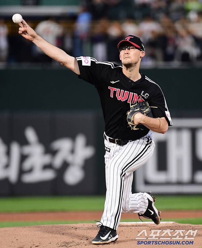 22일 부산 사직야구장에서 열린 KBO리그 롯데와 LG의 경기. 선발 투구하고 있는 코엔윈. 부산=송정헌 기자songs@sportschosun.com/2025.05.22/