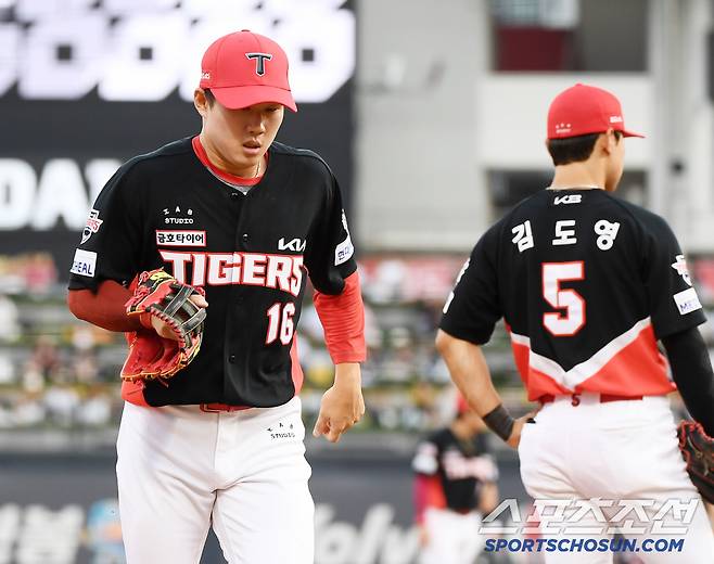 21일 수원 KT위즈파크에서 열린 KIA-KT전. 1회말 1사 1, 3루 장성우의 평범한 플라이를 놓친 우익수 최원준이 교체되고 있다. 수원=정재근 기자 cjg@sportschosun.com/2025.5.21/