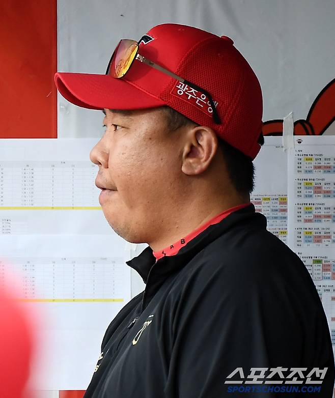 21일 수원 KT위즈파크에서 열린 KIA-KT전. 1회말 KIA가 우익수 최원준이 어이없는 실책을 범하자 이범호 감독이 곧바로 교체했다. 이범호 감독이 화난 표정으로 경기를 지켜보고 있다. 수원=정재근 기자 cjg@sportschosun.com/2025.5.21/