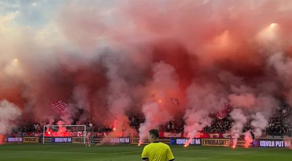 보이보디나-즈베즈다전에서 홍염을 터뜨리는 팬들. 출처=즈베즈다 SNS 캡쳐