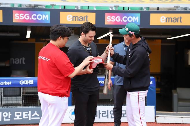 선물을 건네받는 맥브룸(가운데). 사진=SSG 랜더스
