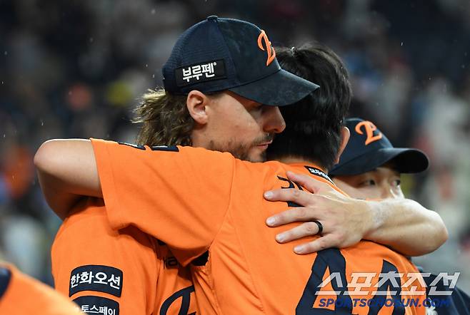 23일 대전 대전 한화생명볼파크에서 열린 한화 이글스와 롯데 자이언츠의 경기. 승리한 한화 와이스와 김서현이 포옹을 하고 있다. 대전=박재만 기자 pjm@sportschosun.com/2025.05.23/