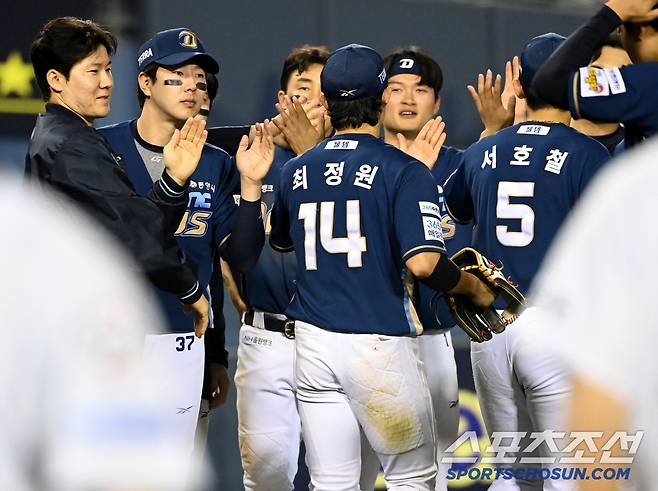 11일 잠실야구장에서 열린 NC와 두산의 더블헤더 2차전, NC가 5대2로 승리하며 7연승을 달렸다. 승리의 기쁨을 나누는 NC 선수들의 모습. 잠실=허상욱 기자wook@sportschosun.com/2025.05.11/