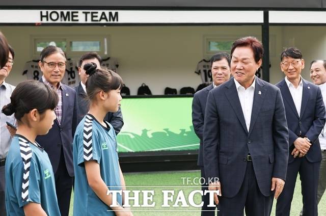 박완수 경남도지사가 23일 제54회 전국소년체육대회 사전경기가 열리는 창녕스포츠파크를 방문해 진주여중 축구부 선수들을 격려하고 있다./경남도