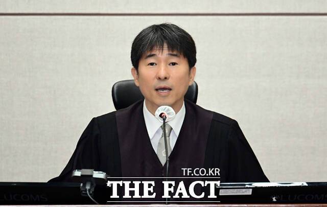 지귀연 부장판사가 4월 21일 오전 서울 서초구 서울중앙지법 417호 법정에서 열린 윤석열 전 대통령의 내란 우두머리 혐의 재판을 하기 전 언론 공개에 대한 발언을 하고 있다. /사진공동취재단