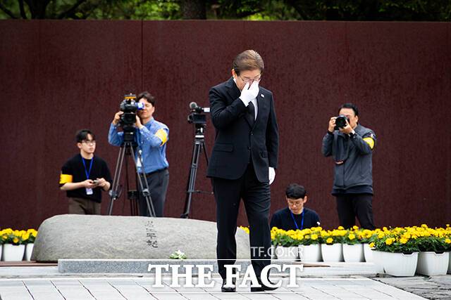 뒤돌아서며 눈물 흘리는 이재명 후보.