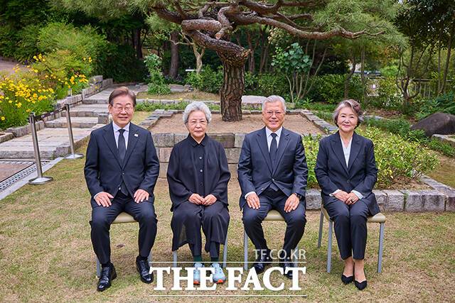 이 후보의 봉하마을 방문은 자신을 김대중·노무현·문재인으로 이어지는 민주정부의 적통 후계자로 자리매김하려는 전략으로 해석된다. 권양숙 여사(왼쪽 두번째), 문재인 전 대통령(왼쪽 세번째), 김정숙 여사와 기념 촬영을 하고 있는 이 후보. /더불어민주당 제공