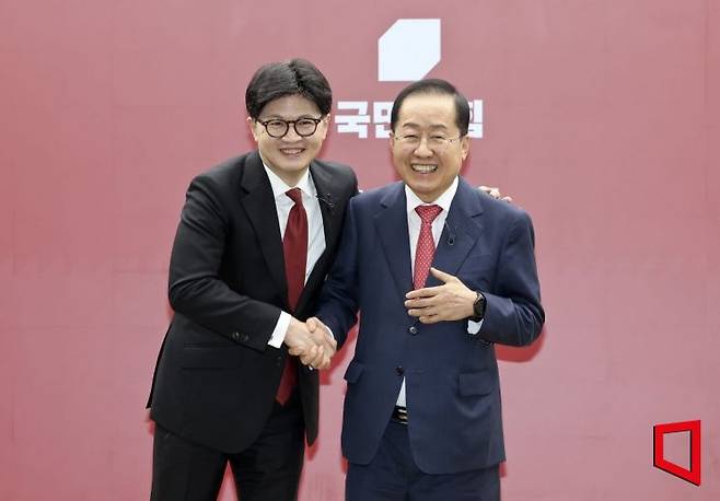국민의힘 한동훈 전 대표와 홍준표 전 대구시장이 지난달 23일 서울 여의도 국민의힘 중앙당사에서 열린 2차 경선 토론회 미디어데이에서 포옹하고 있다. 국회사진기자단
