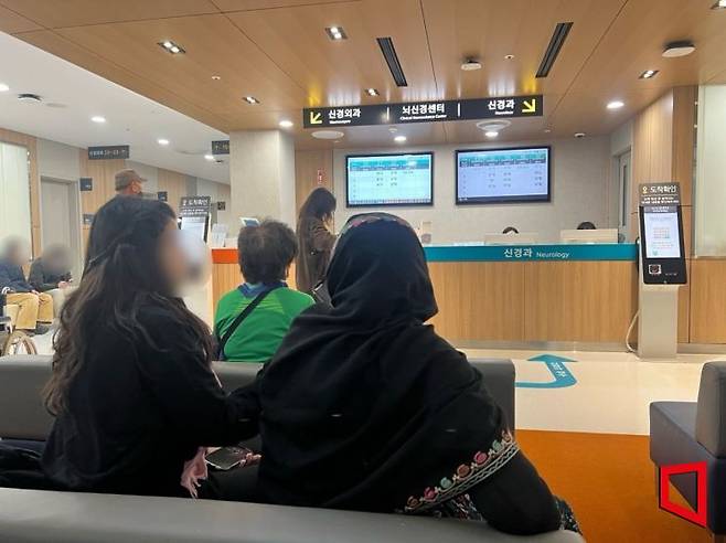 한국살이 2년차 베굼 룩사나씨(66)가 고려대 안암병원 신경과에서 진료를 기다리고 있는 모습. 이은서 기자