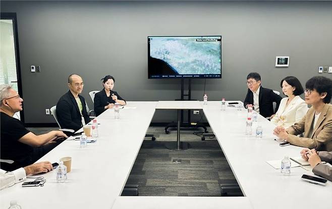 네이버와 엔비디아 주요 경영진이 22일(현지시간) 대만 엔비디아 오피스에서 별도 미팅을 통해 소버린 AI 구축과 대규모 AI 데이터센터 사업 확장 방안 등에 대해 논의했다. 젠슨 황 엔비디아 최고경영자(CEO), 정소영 엔비디아코리아 대표, (통역사), 김유원 네이버클라우드 대표, 최수연 네이버 대표, 이해진 네이버 이사회 의장(사진 왼쪽부터 시계방향). 네이버클라우드 제공