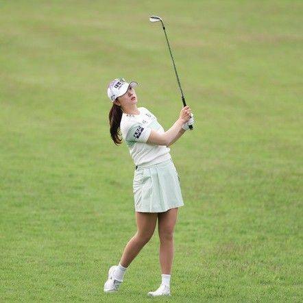 김민선7이 E1 채리티 오픈 1라운드에서 아이언 샷을 하고 있다. KLPGA
