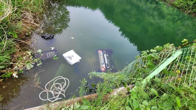 경남 남해군 서면의 한 사방댐 저수지에 승용차 1대가 추락했다. 경남소방본부 제공