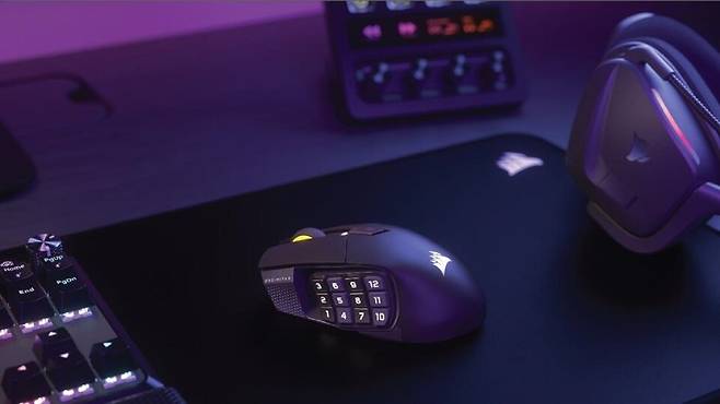 커세어 시미터 엘리트 무선 마우스와 스트림덱