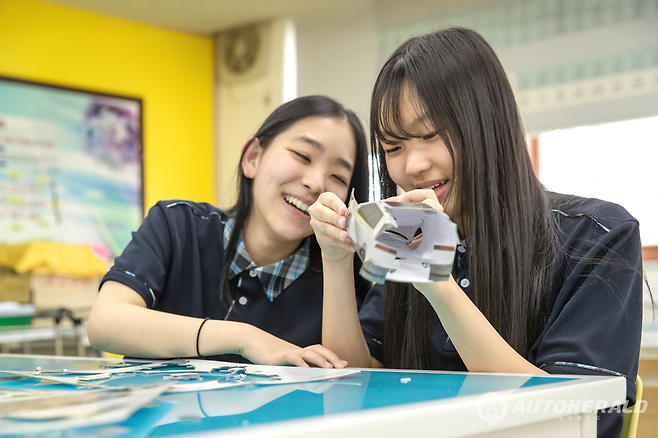 현대자동차가 미래 모빌리티 산업 인재 육성 프로그램인 '2025년 2학기 미래모빌리티학교' 참가 학교를 모집한다.사진은 푸른중학교 '미래모빌리티학교' 수업 장면이다. (현대자동차)