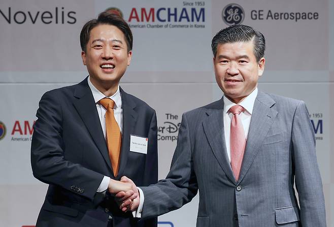 이준석 개혁신당 대통령 후보가 22일 오후 서울 용산구 그랜드하얏트서울에서 열린 주한미국상공회의소(AMCHAM·암참) 간담회에 앞서 제임스 김 암참 회장과 기념촬영을 하고 있다./뉴스1