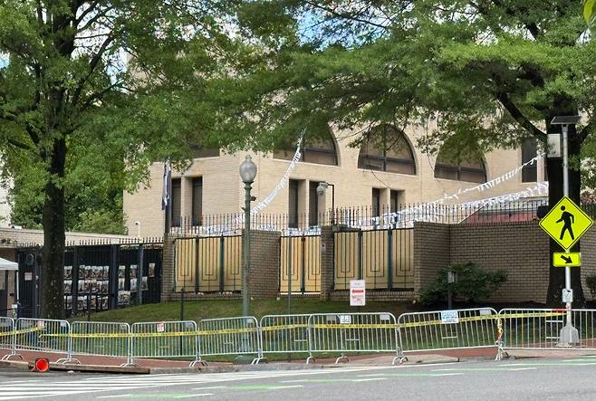 22일 미국 워싱턴 DC 북서부에 있는 주미 이스라엘 대사관 주변에 철제 펜스와 폴리스 라인이 설치돼 있다. /워싱턴=김은중 특파원