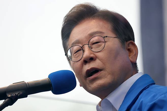 이재명 더불어민주당 대선후보가 22일 경남 양산 워터파크공원에서 열린 유세에서 연설하고 있다. /남강호기자