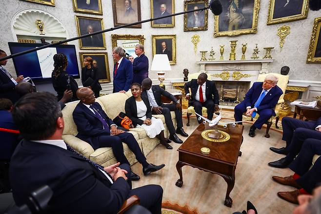 지난 21일 도널드 트럼프 미국 대통령이 워싱턴 DC 백악관 집무실에서 남아프리카공화국 시릴 라마포사 대통령과 정상회담 중 남아공의 백인 농부 학살 증거라며 관련 영상을 재생하고 있다./UPI 연합뉴스