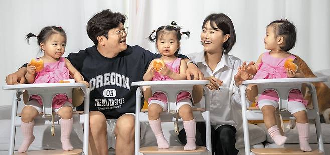 지난 16일 경기도 용인시 처인구 자택에서 박성익(뒷줄 왼쪽), 임푸름씨 부부가 세쌍둥이 딸에게 빵을 먹이고 있다. 앞줄 왼쪽부터 첫째 다봄, 둘째 새봄, 셋째 예봄. /장련성 기자