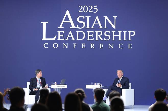 마이크 폼페이오 전 미국 국무장관이 21일 서울 신라호텔에서 열린 제16회 아시안리더십콘퍼런스(ALC) '트럼프 2.0, 전 美 국무장관이 말하는 미국의 대한반도 전략' 세션에서 발표를 하고 있다. 사회자로는 전광우세계경제연구원 이사장이 나섰다. /박성원 기자