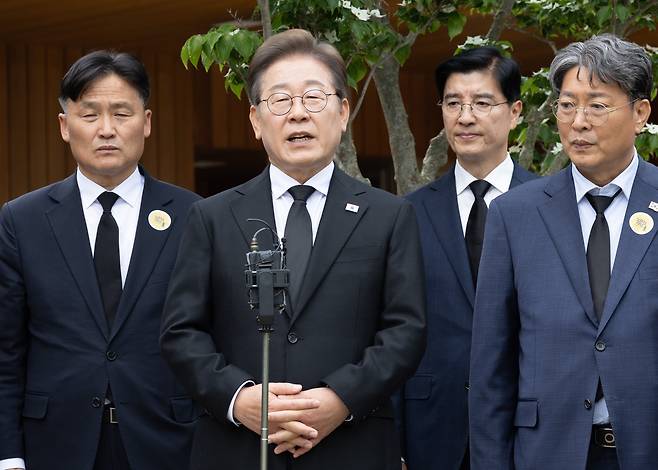 이재명 더불어민주당 대선후보가 23일 경남 김해시 진영읍 봉하마을의 노무현 전 대통령 사저에서 문재인 전 대통령 등과 오찬을 가진 뒤 백브리핑을 하고 있다. /뉴시스