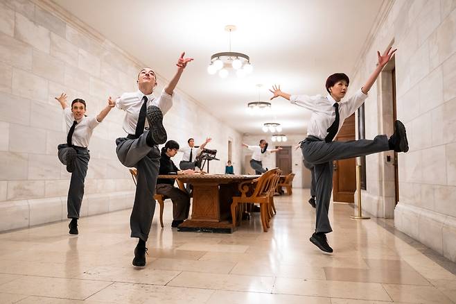 뉴욕 공립 도서관 공연 'LUNCH DANCES'에서는 도서관 1층부터 3층까지 옮겨다니면서 공연이 펼쳐 진다./Paula Lobo/The New York Public Library