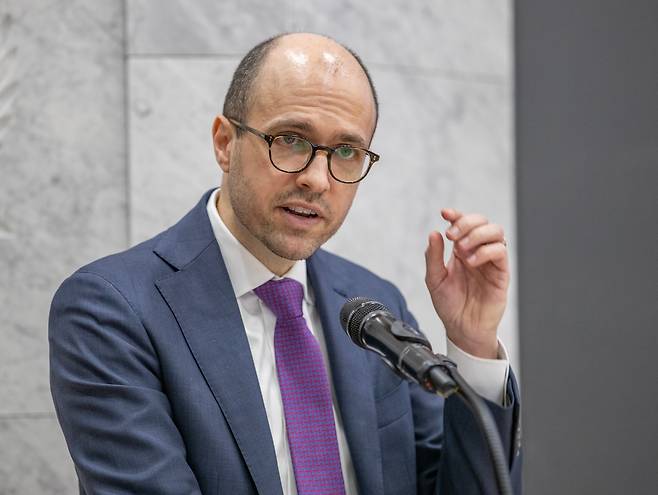 뉴욕타임스의 A G 설즈버거 회장 겸 발행인이 2023년 10월 19일 서울대 체육문화교육연구동에서 '자유 언론에 대한 위협(The Threat to the Free Press)'을 주제로 강연하고 있다. /이태경 기자