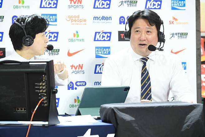 문경은(오른쪽) 수원 KT 신임 감독. /KBL