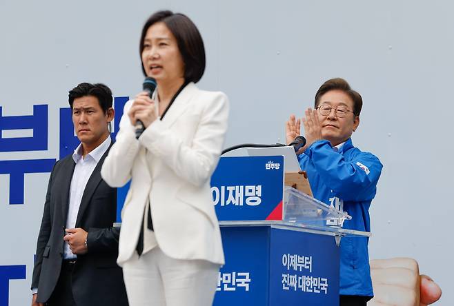 이재명 더불어민주당 대통령 후보가 19일 오후 서울 영등포구 타임스퀘어에서 허은아 전 개혁신당 대표의 지지 선언을 들으며 손뼉치고 있다. /뉴스1