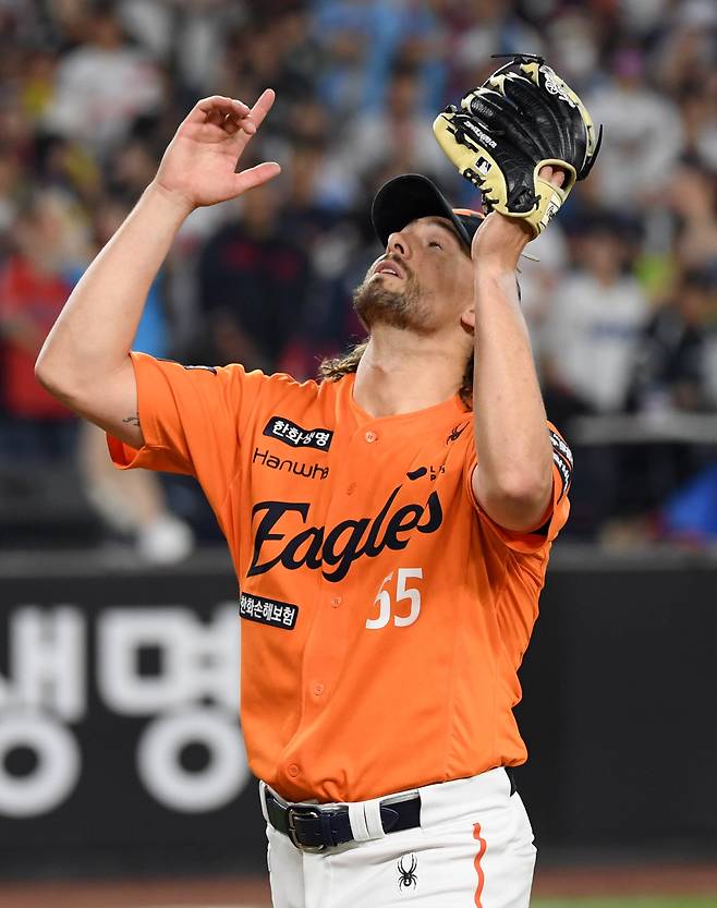 23일 대전 한화생명볼파크에서 열린 한화 이글스와 롯데 자이언츠의 경기에서 한화 와이스가 9회 무사 1루 마운드에서 내려오고 있다. /박재만 스포츠조선 기자